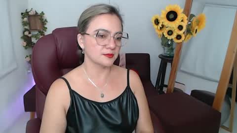 Snapshot of ana_hotmilf chatting on June 6, 11:31 pm Ana online show from June 6, 11:31 pm