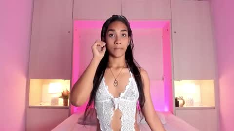 anaacollins_ online show from October 15, 11:43 am