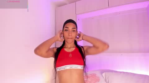 anaacollins_ online show from October 23, 11:42 am