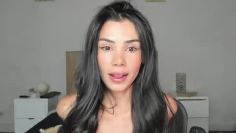 Snapshot of anahenao chatting on July 25, 10:40 pm Ana Henao or Annie... Follow me ahenaocb Insta X online show from July 25, 10:40 pm