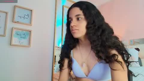 Snapshot of anahi_maite chatting on May 17, 1:29 pm Anahi online show from May 17, 1:29 pm