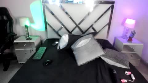 Snapshot of anahii_jones chatting on February 13, 12:57 am Anah Jones online show from February 13, 12:57 am