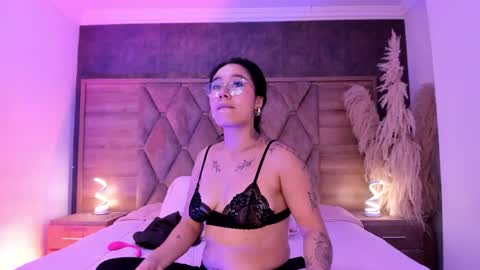 Snapshot of anaiaclarck chatting on June 1, 3:19 am Im Sara online show from June 1, 3:19 am