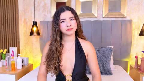 Mia online show from December 16, 12:21 pm