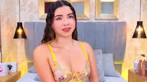 Mia online show from December 18, 12:22 pm