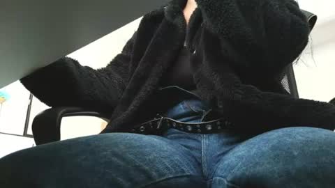 Snapshot of anddrea_ chatting on June 10, 11:53 am online show from June 10, 11:53 am