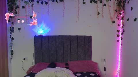 Snapshot of andra_rosse chatting on May 29, 4:32 am Andra de la Rosse online show from May 29, 4:32 am