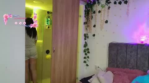 Snapshot of andra_rosse chatting on June 20, 8:55 pm Andra de la Rosse online show from June 20, 8:55 pm