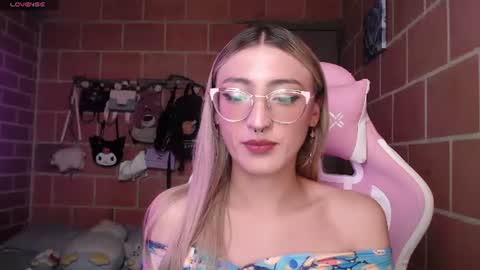 Snapshot of andrea_camila chatting on June 9, 3:34 pm Andrea online show from June 9, 3:34 pm