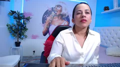 Snapshot of andrea_milf19 chatting on May 12, 3:25 am Andrea online show from May 12, 3:25 am