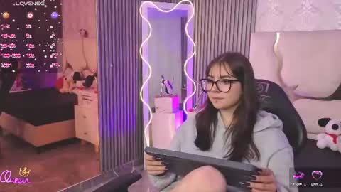andrea_tay1 online show from August 4, 7:38 pm