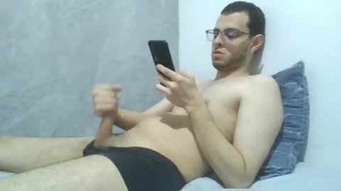 Snapshot of andres129494 chatting on April 14, 2:06 am andres129494 online show from April 14, 2:06 am
