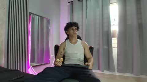 Snapshot of andres_cream chatting on October 7, 12:35 pm andres_cream online show from October 7, 12:35 pm