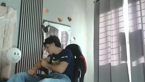 Snapshot of andres_cream chatting on October 14, 12:28 pm andres_cream online show from October 14, 12:28 pm