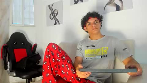 Snapshot of andres_cream chatting on October 17, 12:30 pm andres_cream online show from October 17, 12:30 pm