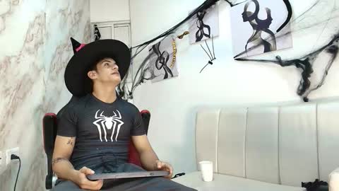 Snapshot of andres_cream chatting on October 21, 12:39 pm andres_cream online show from October 21, 12:39 pm