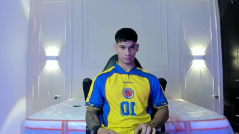 Snapshot of andres_stud chatting on June 18, 4:46 am andres_stud online show from June 18, 4:46 am