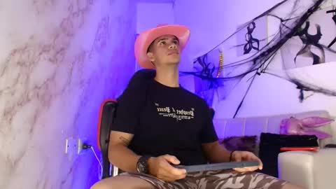 Snapshot of andres_stud777 chatting on October 27, 4:27 am ANDRES online show from October 27, 4:27 am