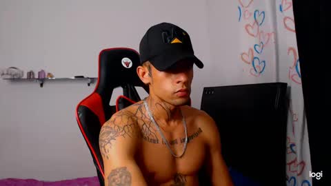 Snapshot of andres_white chatting on October 17, 4:37 am Andres white online show from October 17, 4:37 am