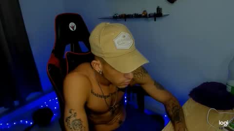 Snapshot of andres_white chatting on February 2, 9:35 pm Andres white online show from February 2, 9:35 pm