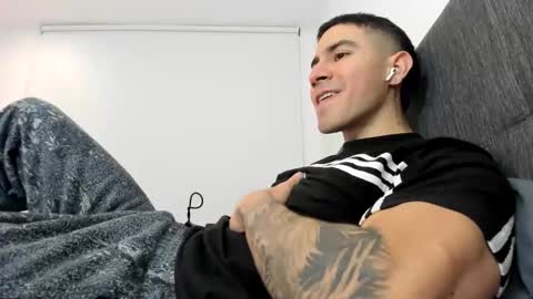 Snapshot of andresjuan92 chatting on November 25, 4:23 am onlyfanscallmegotter online show from November 25, 4:23 am