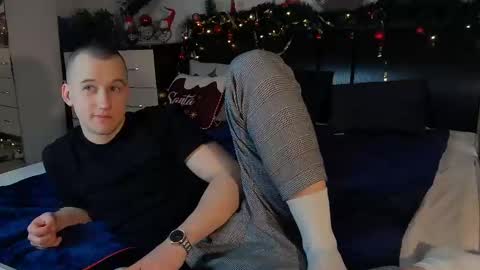 Snapshot of andress_rou chatting on December 18, 9:25 am andress_rou online show from December 18, 9:25 am