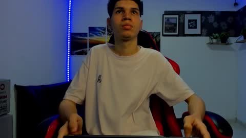 andrew_2811 online show from October 25, 10:04 pm