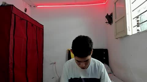 andrew_2811 online show from March 14, 7:08 pm