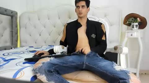 Snapshot of andrew_fucker_ chatting on December 14, 3:12 am Andrew online show from December 14, 3:12 am