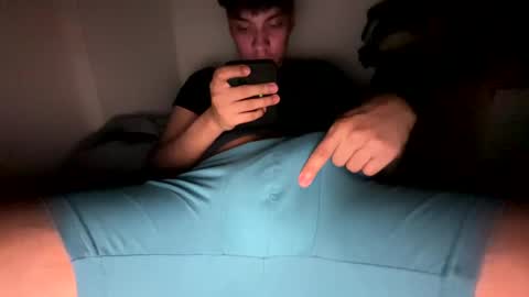 Snapshot of andrewhdez chatting on February 10, 4:41 am Andrew online show from February 10, 4:41 am