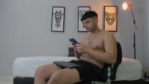 Snapshot of andrewlamar77 chatting on January 4, 1:42 pm Andrewlamar21 online show from January 4, 1:42 pm