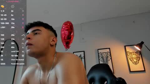 Snapshot of andrewlamar77 chatting on February 14, 4:52 pm Andrewlamar21 online show from February 14, 4:52 pm