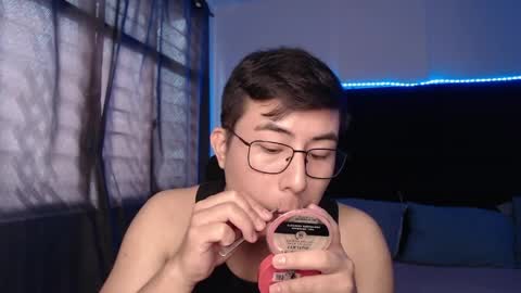 Snapshot of andrewmhilton_ chatting on April 7, 7:36 pm andrewmhilton_ online show from April 7, 7:36 pm