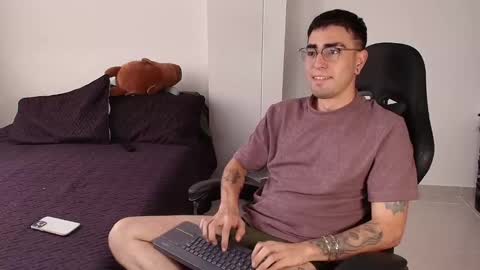 Snapshot of andy_shaaw chatting on February 24, 5:20 pm Andres online show from February 24, 5:20 pm