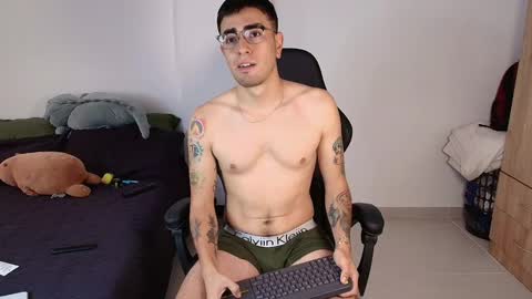 Snapshot of andy_shaaw chatting on February 25, 1:28 pm Andres online show from February 25, 1:28 pm
