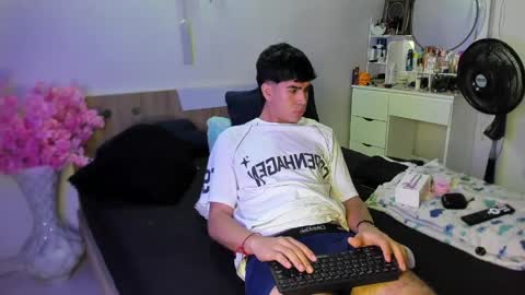 Snapshot of andy_wood1 chatting on June 4, 12:11 pm andy_wood1 online show from June 4, 12:11 pm