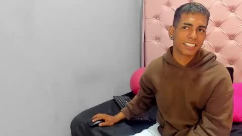 Snapshot of andyclouds21 chatting on October 12, 3:44 pm andyclouds21 online show from October 12, 3:44 pm