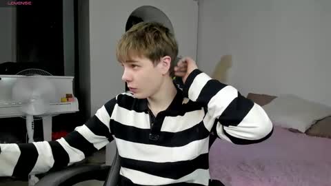 Snapshot of andyjey_ chatting on November 29, 7:39 pm Mandy and Andy online show from November 29, 7:39 pm