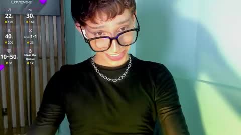 Snapshot of andywiills chatting on June 22, 9:34 pm Andy online show from June 22, 9:34 pm