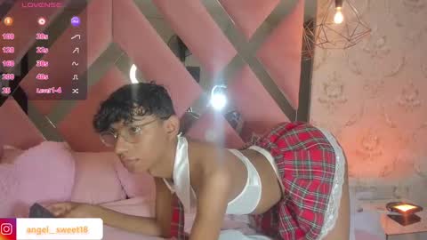 Snapshot of angel__sweet18 chatting on December 4, 9:02 pm online show from December 4, 9:02 pm