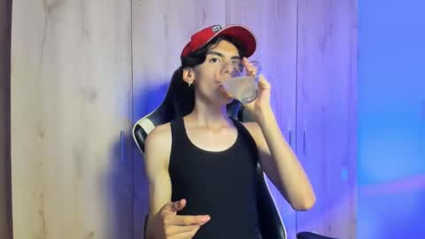Snapshot of angel_dustt1 chatting on June 1, 7:48 pm angel_dustt1 online show from June 1, 7:48 pm