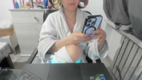 angel_lee__ online show from January 17, 11:27 am