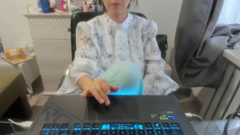 angel_lee__ online show from January 23, 11:15 am