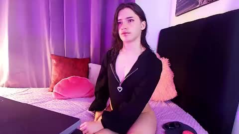 Snapshot of angel_shinyy chatting on July 4, 9:10 pm Angel online show from July 4, 9:10 pm