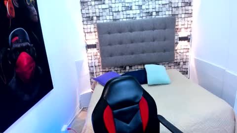 Snapshot of angel_silverr chatting on December 17, 9:21 pm Angel Silver online show from December 17, 9:21 pm