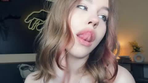Snapshot of angel_to_burn chatting on June 4, 7:36 am SofiaSofi online show from June 4, 7:36 am