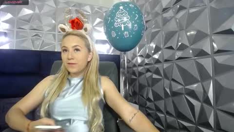 Snapshot of angel_white25 chatting on December 20, 11:50 am Angel online show from December 20, 11:50 am