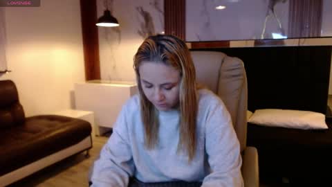Snapshot of angel_white25 chatting on April 1, 12:06 pm Angel online show from April 1, 12:06 pm