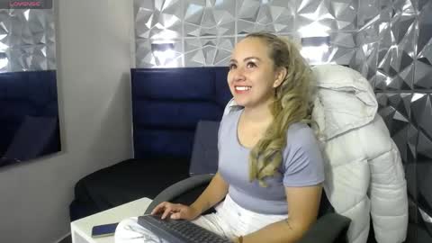 Snapshot of angel_white25 chatting on May 26, 12:01 pm Angel online show from May 26, 12:01 pm