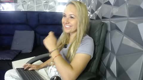 Snapshot of angel_white25 chatting on June 1, 11:34 am Angel online show from June 1, 11:34 am